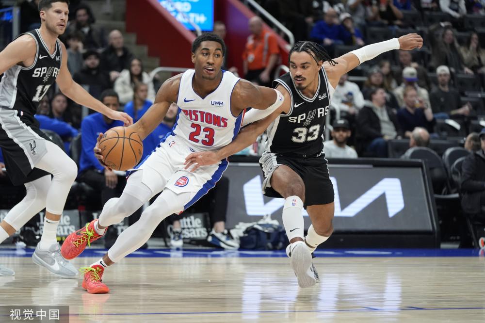 单场双帽苏亚雷斯第1球戴牛仔帽庆祝被吹，第2球终于庆祝成功.