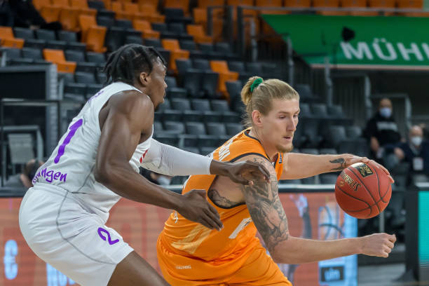 咪咕与CBA揭幕战前的紧张谈判（揭幕战前咪咕与CBA的激烈博弈）