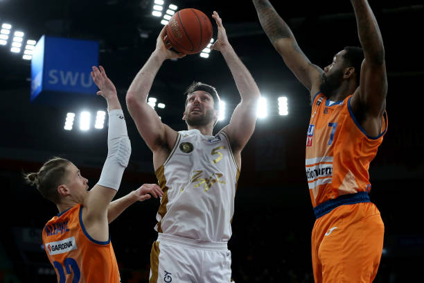 还想翻盘一下？掘金落后10分开始“砍人”战术 亚当斯站上罚球线（逆转心切？掘金落后10分祭出“砍人”策略，亚当斯频登罚球线）